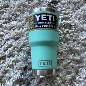 NWT YETI Aqua Rambler 30 oz Tumbler - Aqua